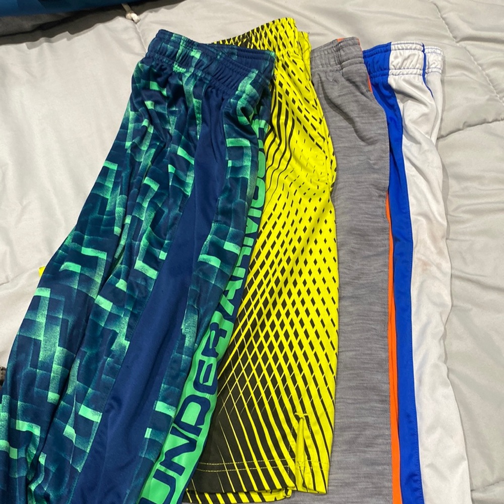 Boys under armor and Nike shorts size XL bundle of 4